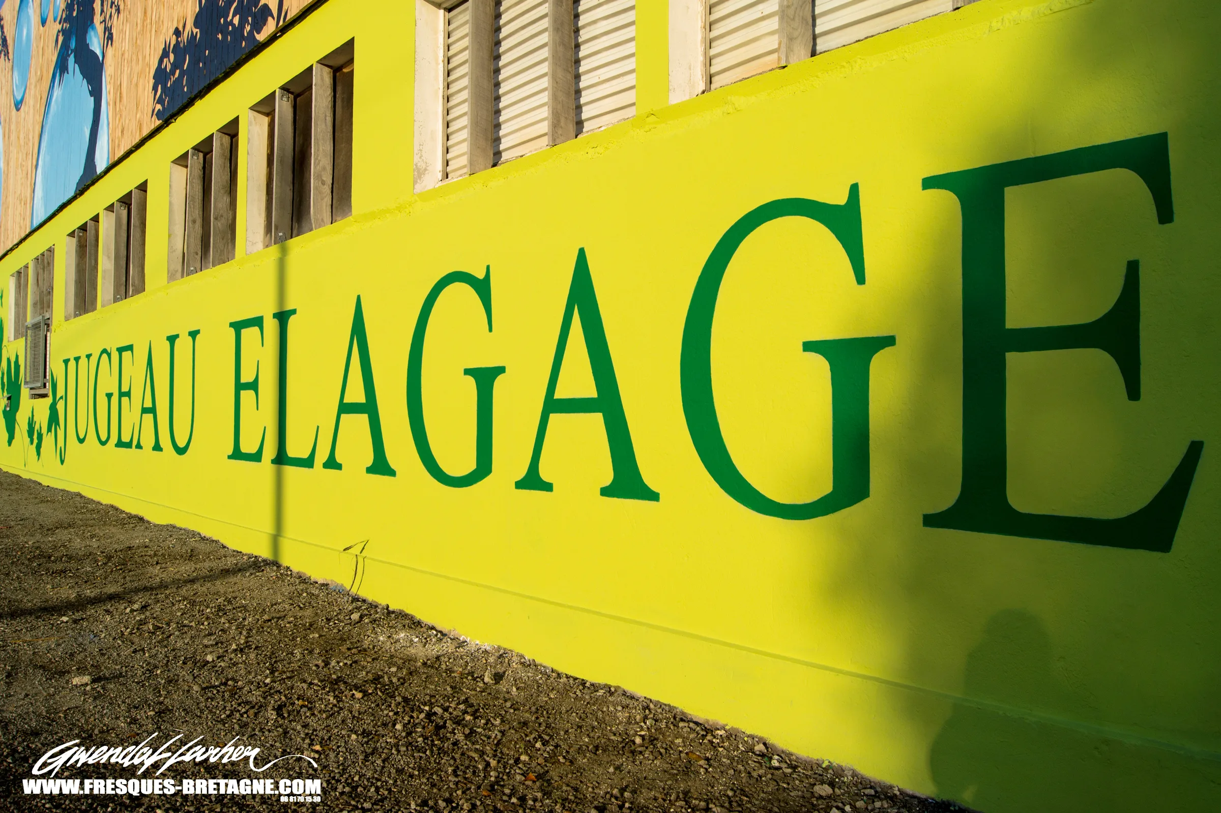 Lettrage peint à la main sur devanture d'entreprise, signalétique extérieure à Morlaix